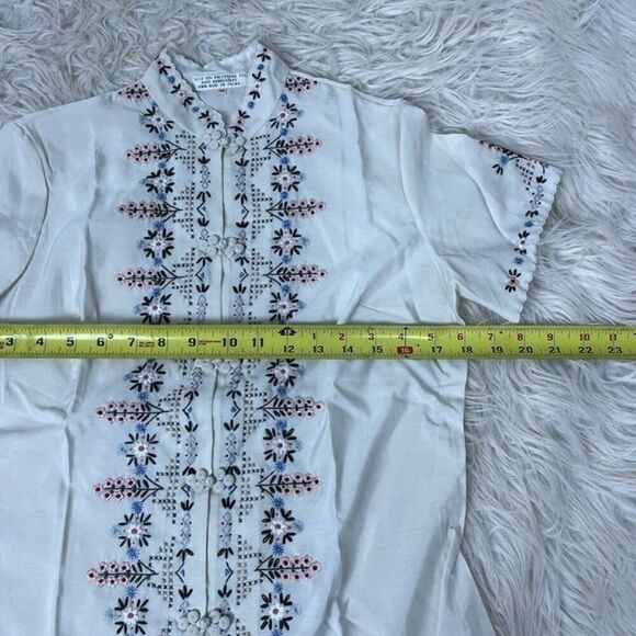 Vintage 70s White Floral Hand Embroidered Silk Ladies Blouse Button Front Small - Picture 4 of 10